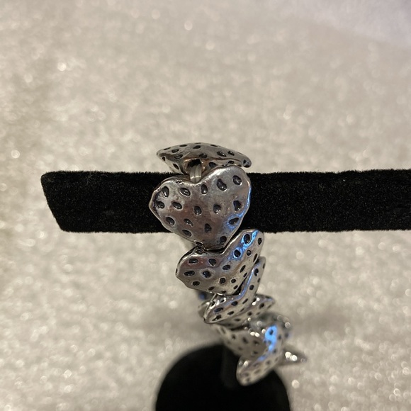 NWOT - Pewter Coloured Stretch Textured Heart Bracelet - Picture 8 of 9